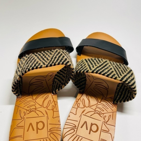 DOLCE Vita slides, Size 7, black. Casual spring/summer wear. Preowned,so… - Picture 3 of 8